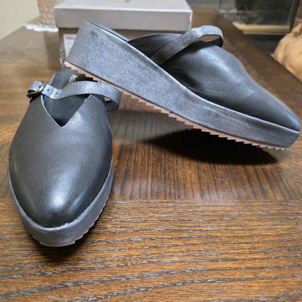 Womens Black leather Clogs/ mule, size 8/ 39, NIB